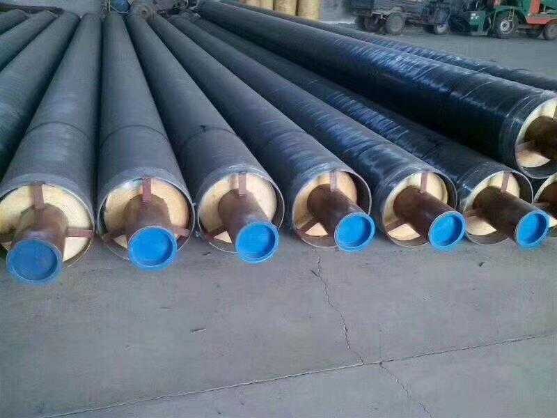預(yù)制聚氨酯保溫鋼管具有良好的保溫材料應(yīng)具有較低的熱導(dǎo)率；受潮時不變質(zhì)，耐熱性能好，不腐蝕金屬，質(zhì)輕而空隙較多；具有一定的機(jī)械強(qiáng)度，受到外力時不致?lián)p壞；易于加工、成本低廉等特性。 常用的保溫材料有：膨脹珍珠巖及其制品、玻璃棉及其制品、巖棉制品、微孔硅酸鈣、硅酸鋁纖維制品、泡沫塑料、泡沫石棉等。預(yù)制聚氨酯保溫鋼管是由鋼管、玻璃鋼內(nèi)護(hù)套、玻璃鋼外殼構(gòu)成，其特征是：還包括耐高溫絕熱保溫層、潤滑層、彈性密封件。 本實(shí)用新型有效的解決了大城鎮(zhèn)集中供熱中130℃－600℃高溫輸熱用預(yù)制直埋保溫管的保溫、滑動潤滑和管端的防水問題。預(yù)制聚氨酯保溫鋼管主要由四部分組成。工作鋼管：根據(jù)輸送介質(zhì)的技術(shù)要求分別采用有縫鋼管、無縫鋼管、雙面埋弧螺旋焊接鋼管。
